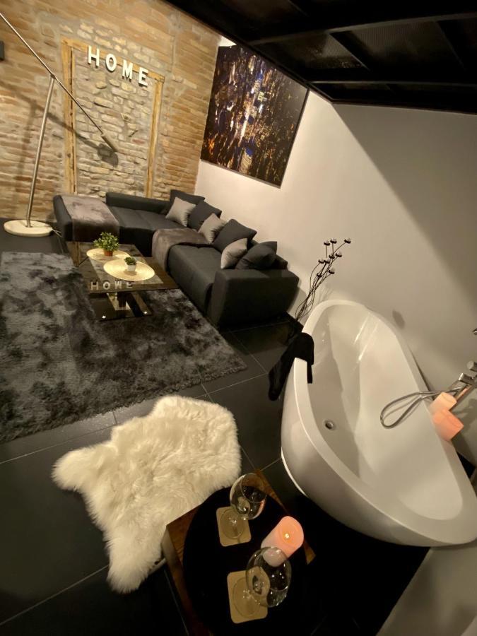 Kiraly Street , Stylish Apartment Budapest Luaran gambar