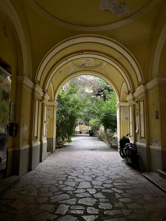Kiraly Street , Stylish Apartment Budapest Luaran gambar